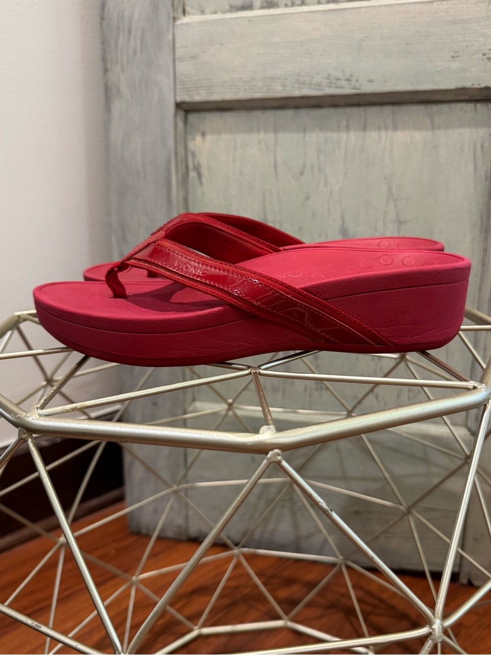 Vionic Red Sandals Size 8